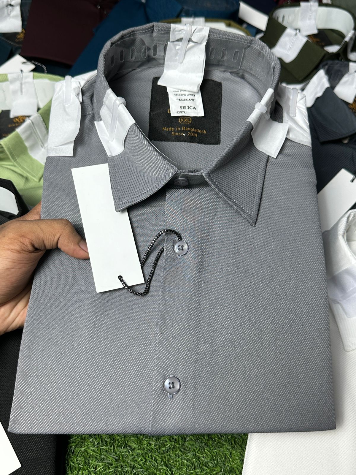 The Vibrant Essential Solid Shirt Collection
Elevate your wardrobe with our collection of Essential Solid Long-Sleeve Shirts. Designed for versatile wear, these shirts offer a sharp, modern fit and are crafted from a comfortable, lightly textured fabric t